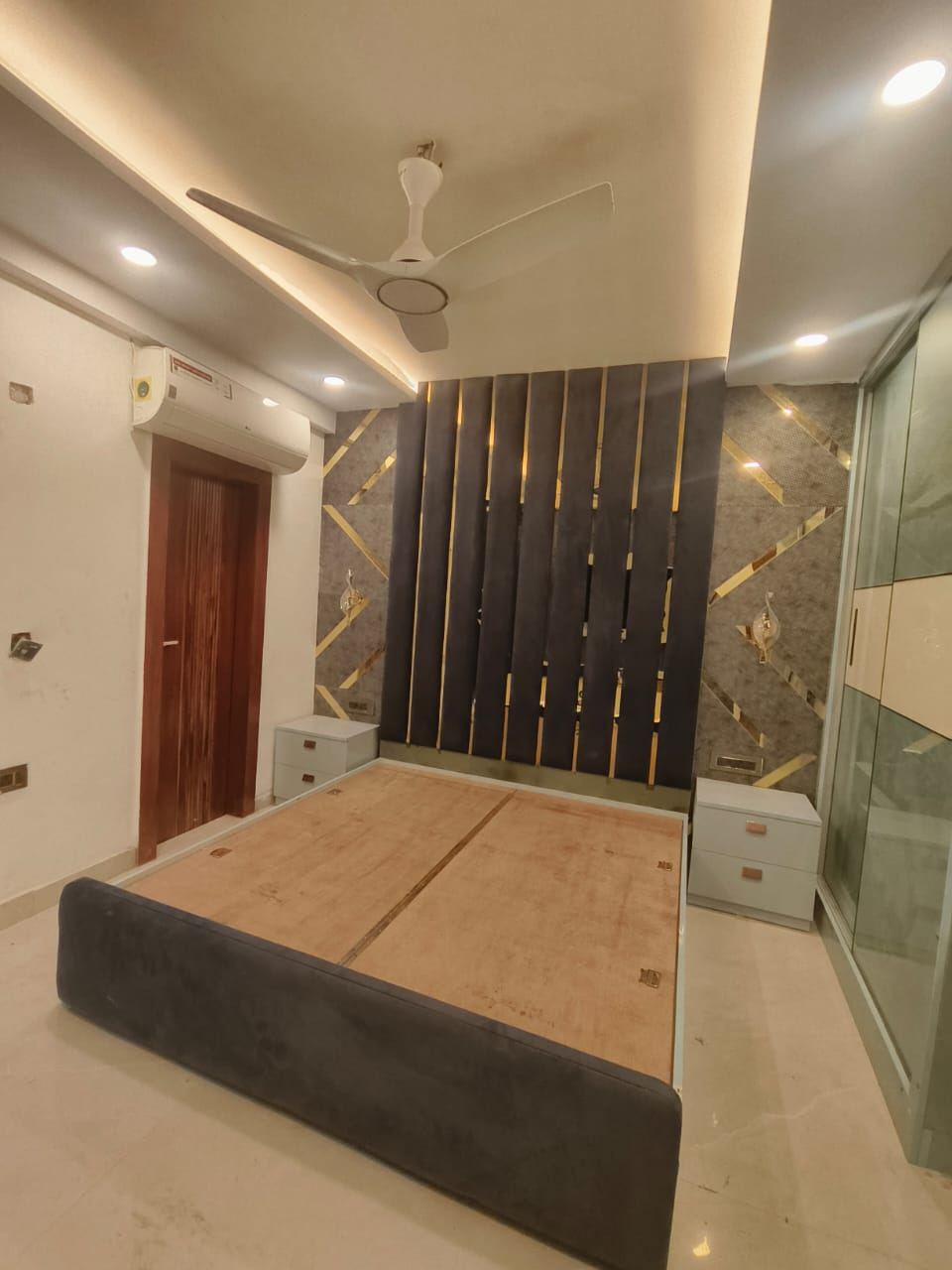 Master Bedroom with Panelled Wall: Bedrooms by Supreme Kitchens, Noida