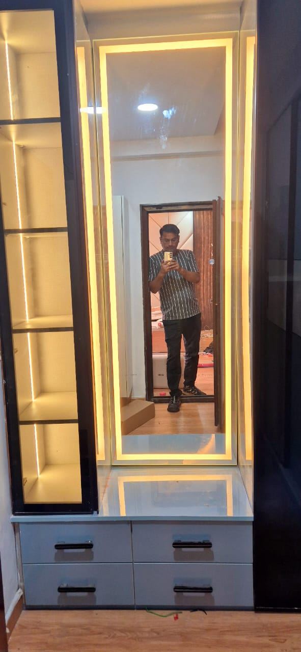 Backlit Mirror & Display Unit: Décor & Panelling by Supreme Kitchens, Noida