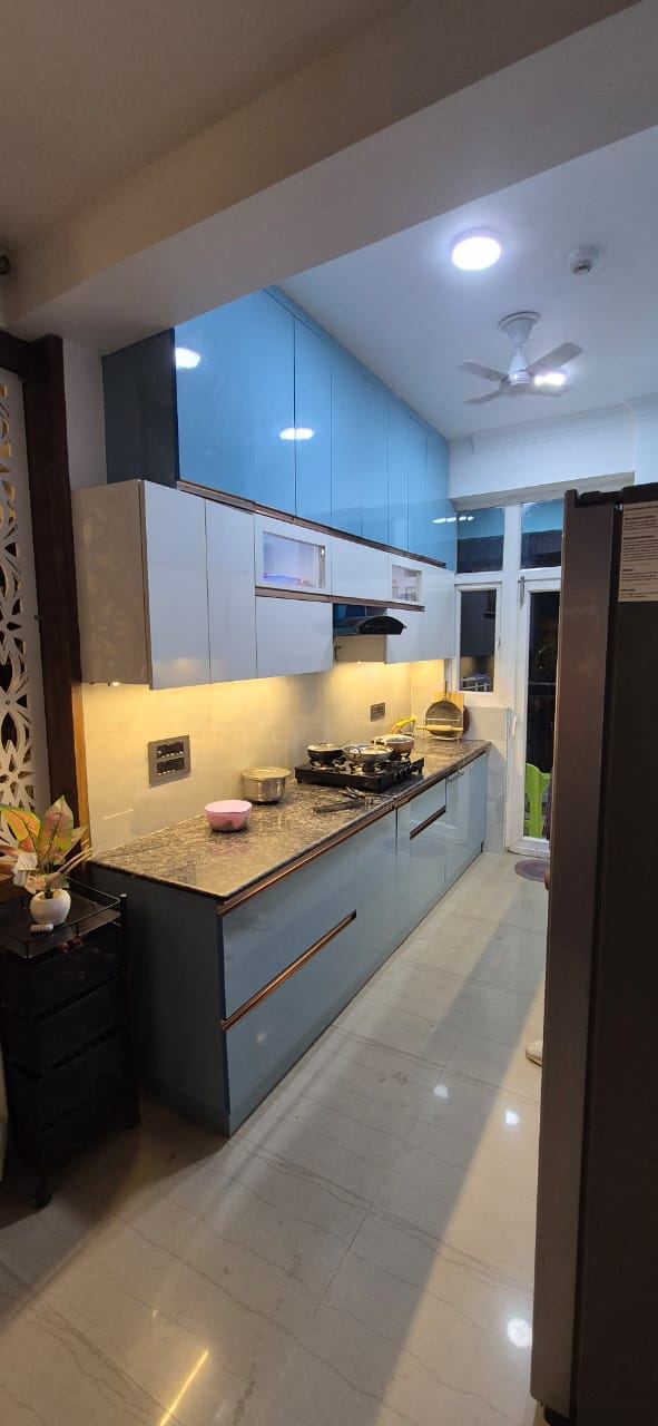 Blue & White Modular Kitchen: Kitchens by Supreme Kitchens, Noida