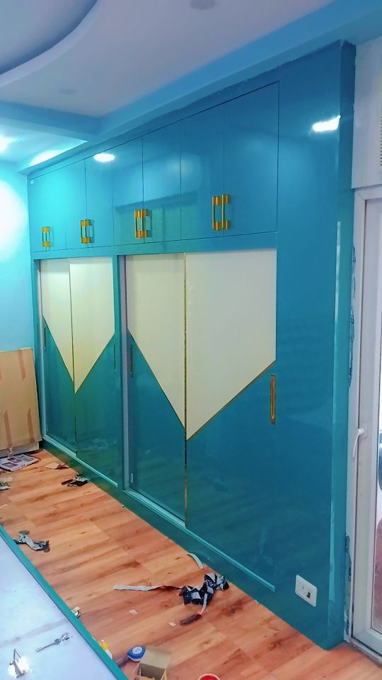 Teal Gloss Wardrobe: Wardrobes by Supreme Kitchens, Noida